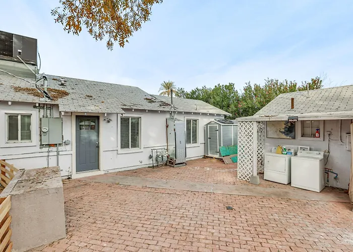 5 Mi To Dtwn: Pet-friendly Gem W/ Patio Holiday home