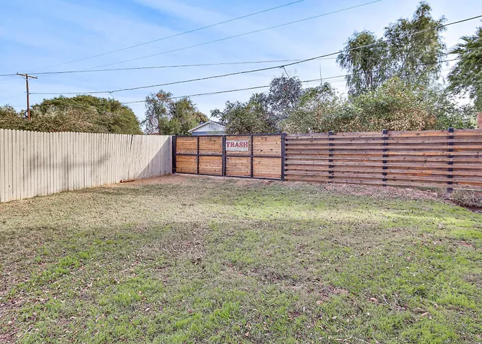 Holiday home 5 Mi To Dtwn: Pet-friendly Gem W/ Patio Phoenix
