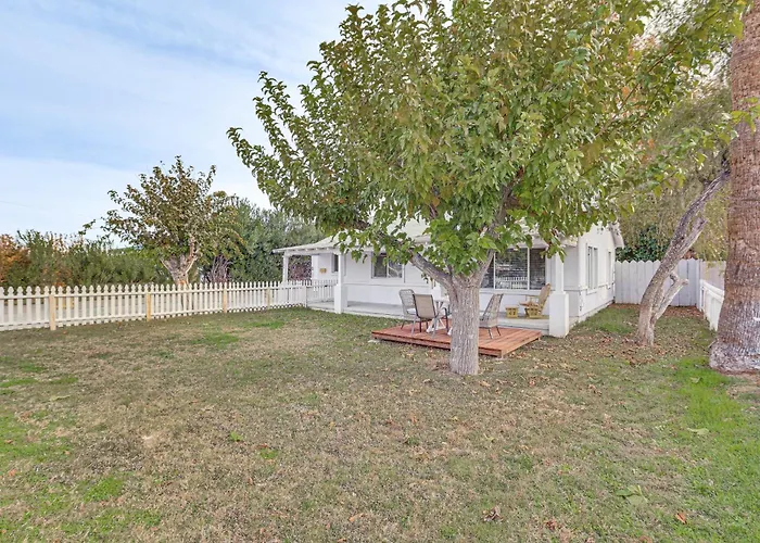 Holiday home 5 Mi To Dtwn: Pet-friendly Gem W/ Patio Phoenix